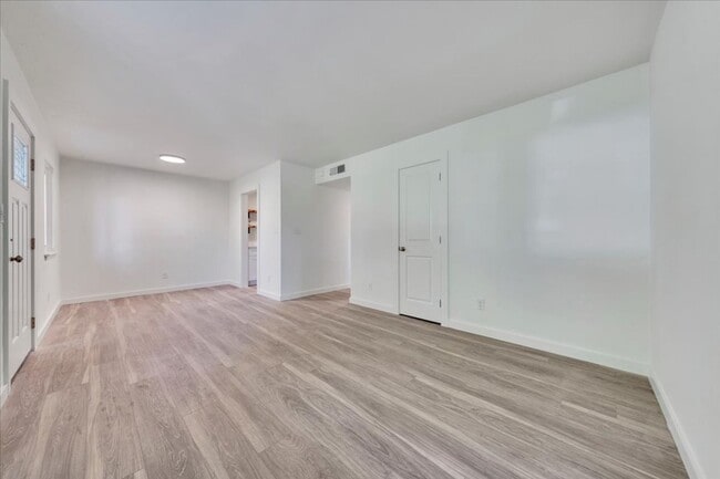 Building Photo - 361 Mountain Ave SW