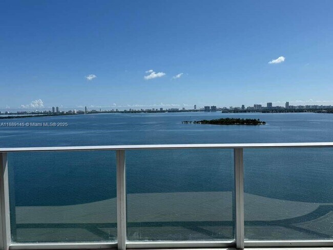 Foto del edificio - 700 NE 24th St