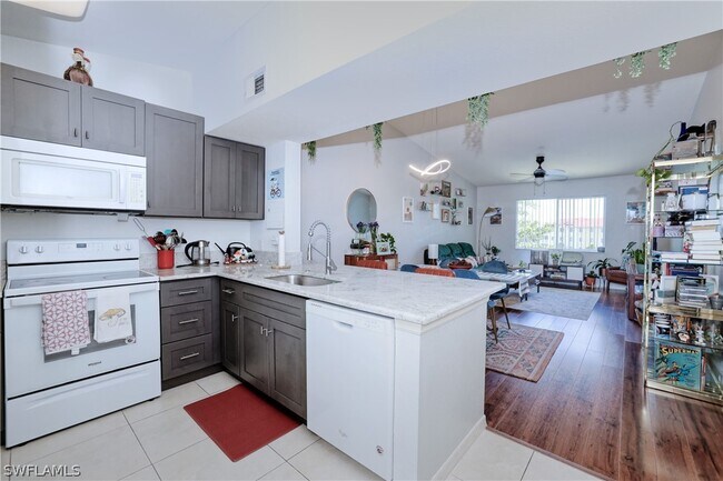 Foto del edificio - 8294 Key Royal Cir