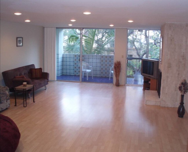 Living room - 321 N Oakhurst Dr