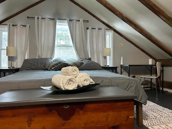 Cama tamaño king. 3 grandes ventanas con vista al río y las montañas. - 1579 Pleasant St