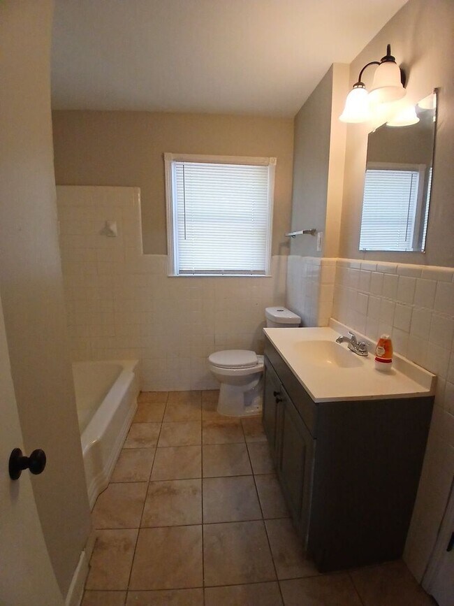 Foto del edificio - Newly Renovated 5 bedroom 3 bath home - Op...