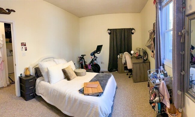 Building Photo - 815 E 4th St