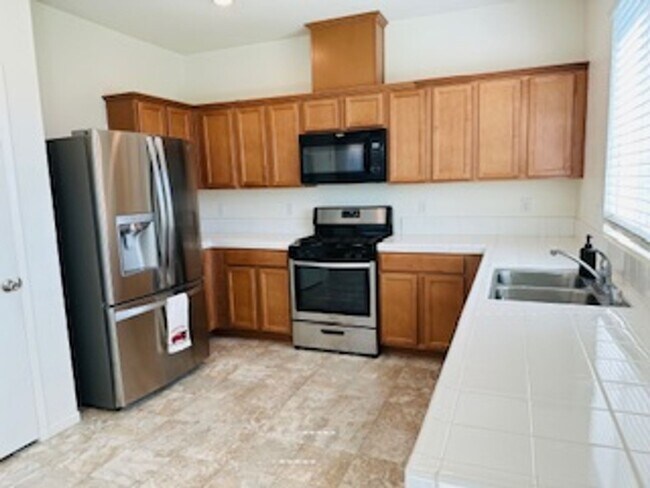 Foto del edificio - $2,275 West of Hwy 99, 3 Beds - Monte Vist...