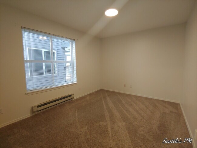 Building Photo - Perfect Location! Greenwood Condo!