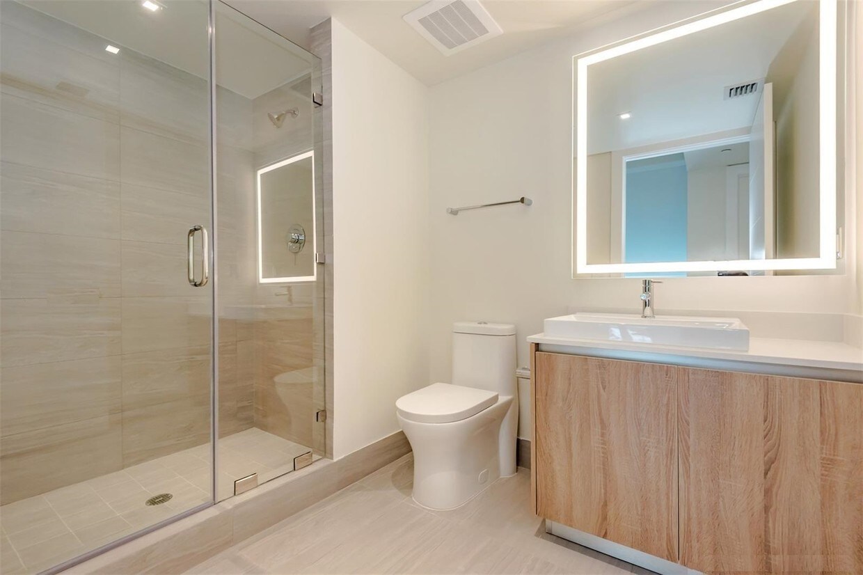 Foto principal - 2950 NE 207th St