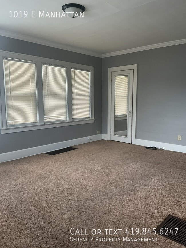 Foto del edificio - 1019 E Manhattan Blvd