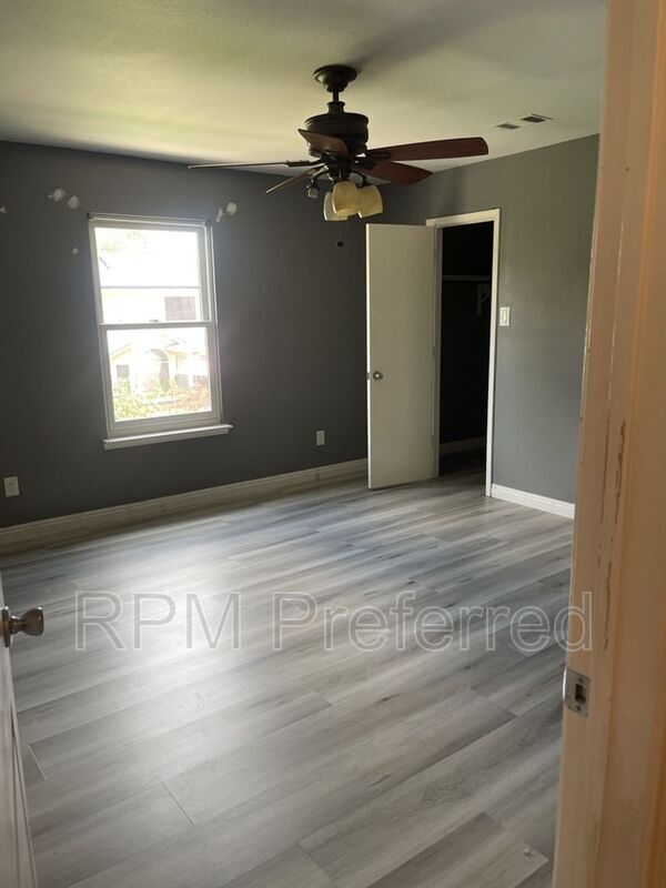 Building Photo - 723 N Vista Dr