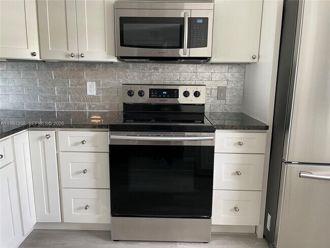 Foto del edificio - 805 Cypress Blvd