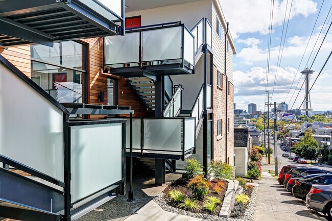 Building Photo - 1020 5th Ave N