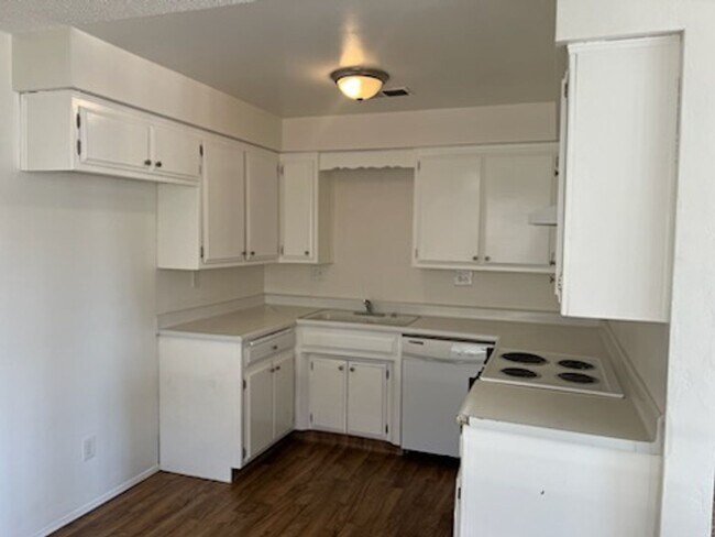 Foto del edificio - 6012 Stockdale Hwy