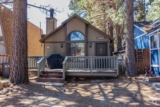 Building Photo - 744 E Meadow Ln