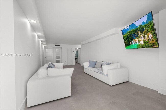 Foto del edificio - 2457 Collins Ave