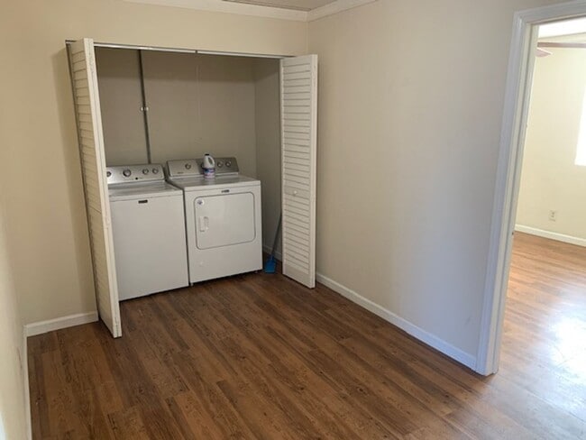 Building Photo - 2 bedroom 1 bath apartment for rent