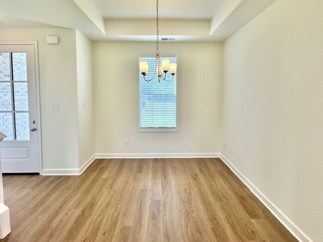 Building Photo - Move In Special! Conditions Apply. Now Lea...