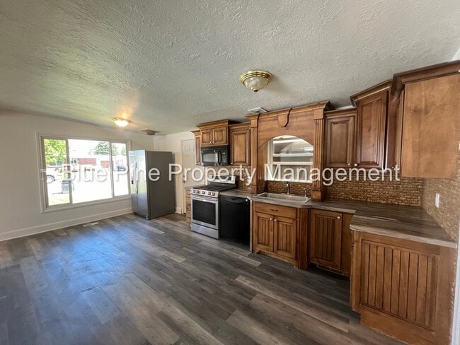 Building Photo - 2206 Wahlquist Dr
