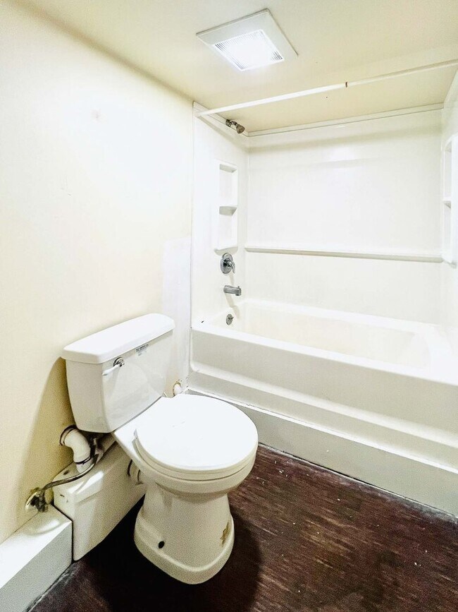 Foto del edificio - 5 bedroom, 2 bathroom house (29 East Terrace)