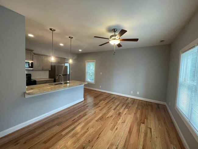 Building Photo - Nice, Newer Duplex Townhouse