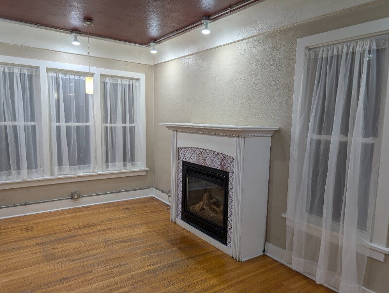 Primary Photo - 709 E Lewis St