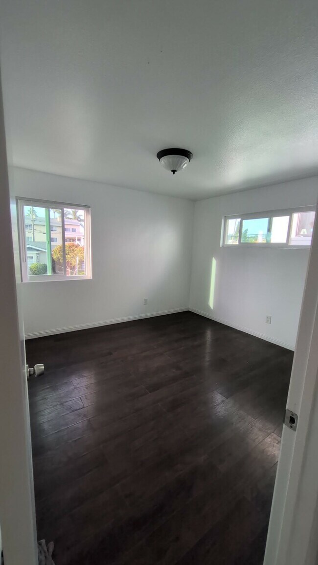 Building Photo - 217 Ebony Ave