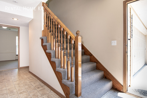 Foto del edificio - Two-story Townhouse w/big rooms, 2-car gar...