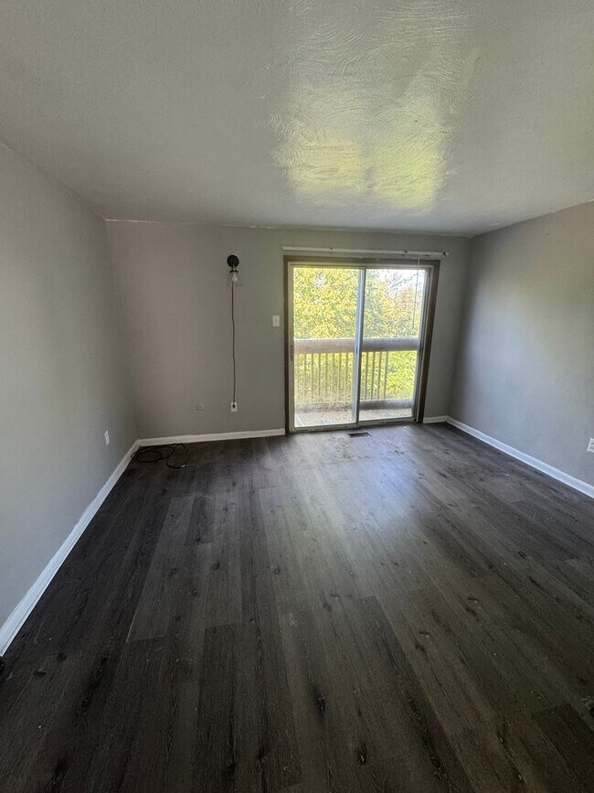 Building Photo - 2-Bedroom 1-Bathroom townhouse in McKeesport!