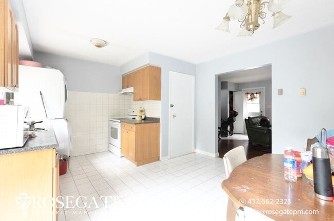 Building Photo - Spacious 3-Bedroom Main Floor with Balcony...