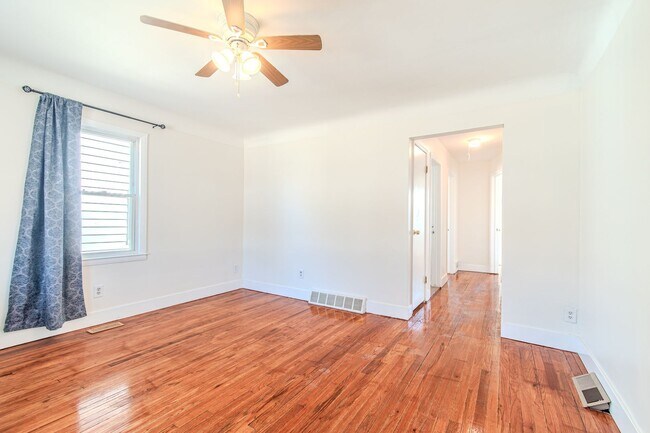 Foto del edificio - Charming Hazel Park Bungalow with Renovated Kitchen & Fenced Yard