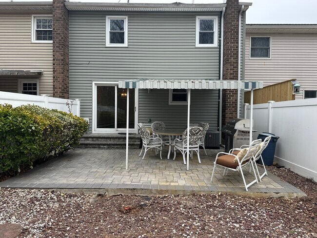 Backyard living area - 10 Shiloh Ct