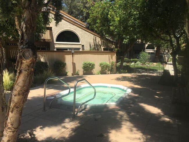 Foto del edificio - Quaint 1 bed 1 bath unit in Sequoia Village!