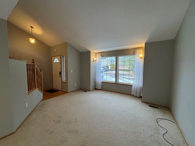 Foto del edificio - Quiet 4 bed, 2.5 bath home in Maplewood on...