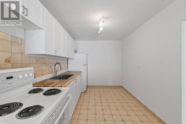 Photo du bâtiment - 1026 Burnhamthorpe Rd E