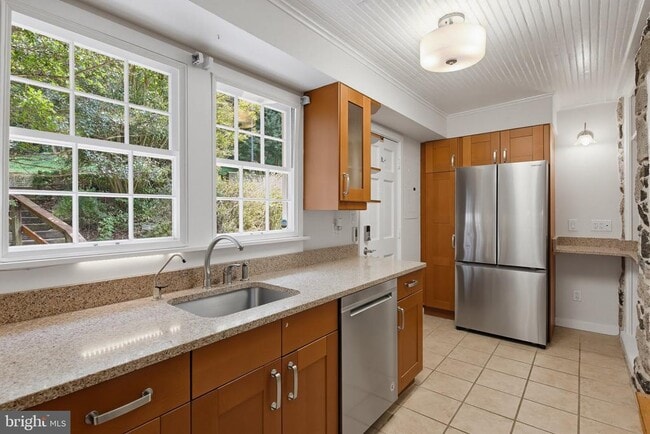 Building Photo - 871 Oella Ave