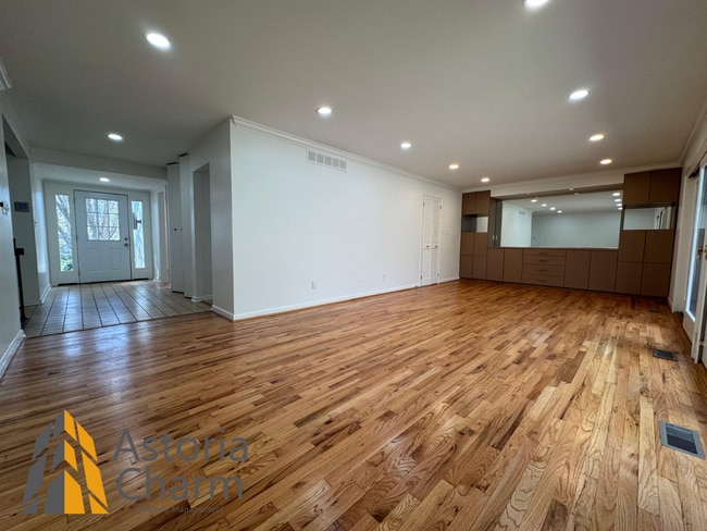 Building Photo - Spacious 5 Bedroom 3 Bath + Den Single Family Detached Home