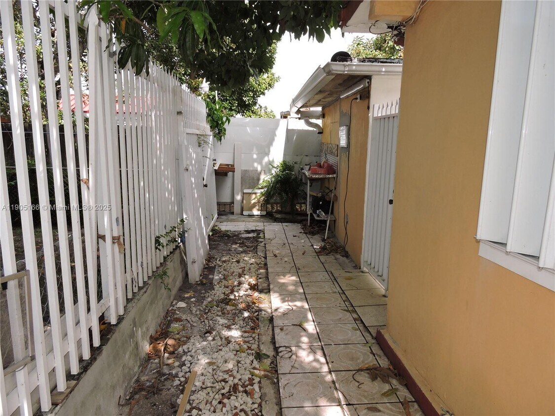 Primary Photo - 681 NE 3rd Pl