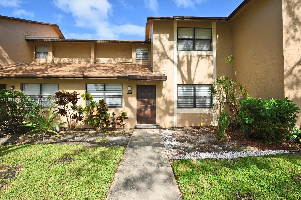 Primary Photo - 215 Lakeside Cir