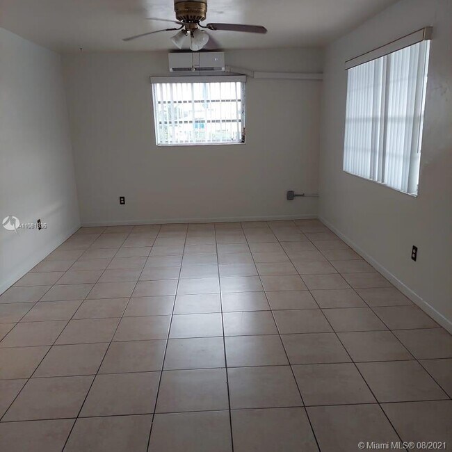 Foto del edificio - 1581 NE 8th St