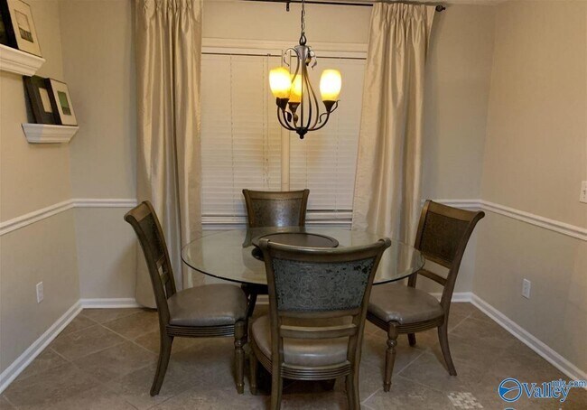 Foto del edificio - 101 Hickory Trail Dr