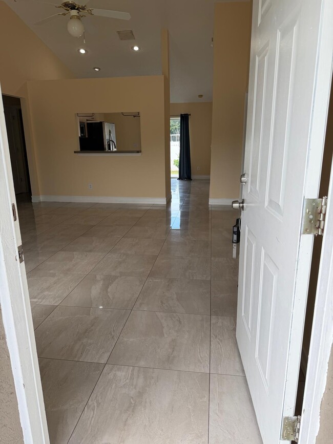 Foto del edificio - 5202 Roble Grove Ct