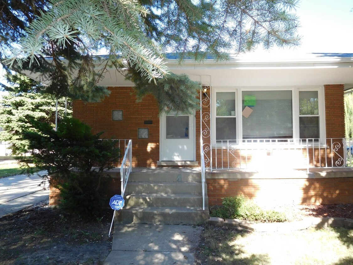 Primary Photo - 16 E 158th Pl