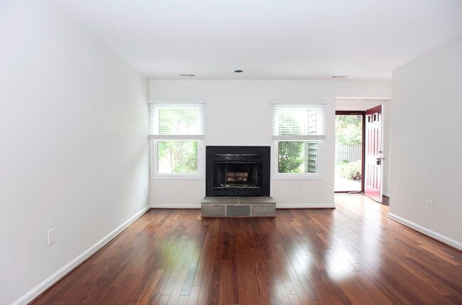 Building Photo - Coming Soon! 2 bed 2 1/2 bath townhouse in...