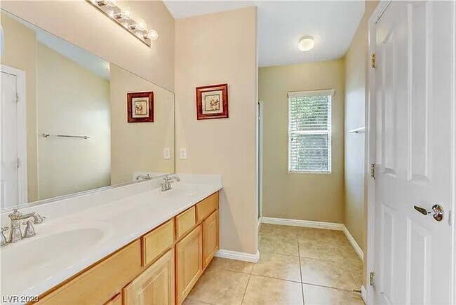 Foto del edificio - Updated 3BR Townhome w/ Private Yard in Gated-Style Community