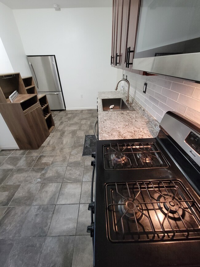 Building Photo - 82 Brinkerhoff St