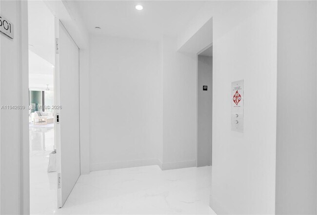 Foto del edificio - 700 NE 24th St