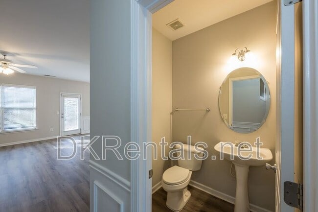 Building Photo - 204 Parc View Ln