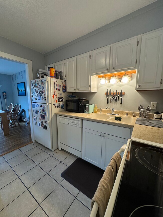 Building Photo - 204 Ledgewood Cir