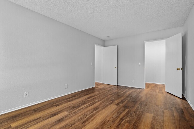 Habitaciones amplias con suelo de tablones de madera. - Mariners Cove