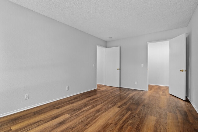 Spacious bedrooms with wood plank flooring - Mariners Cove