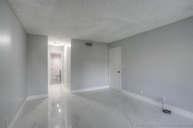Building Photo - 303 Racquet Club Rd