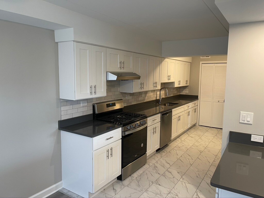 Kitchen - 1040 Busse Hwy